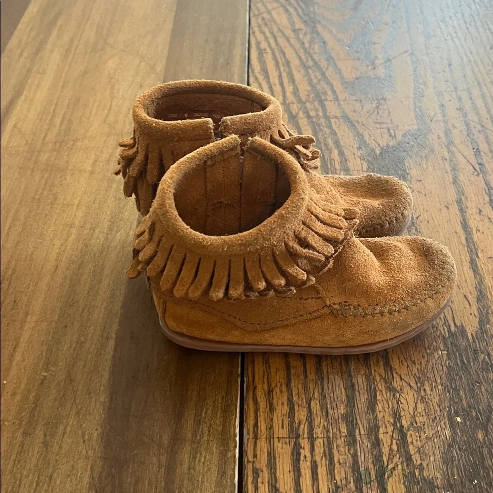 Minnetonka Kids Moccasin Fringe Boots - Tan